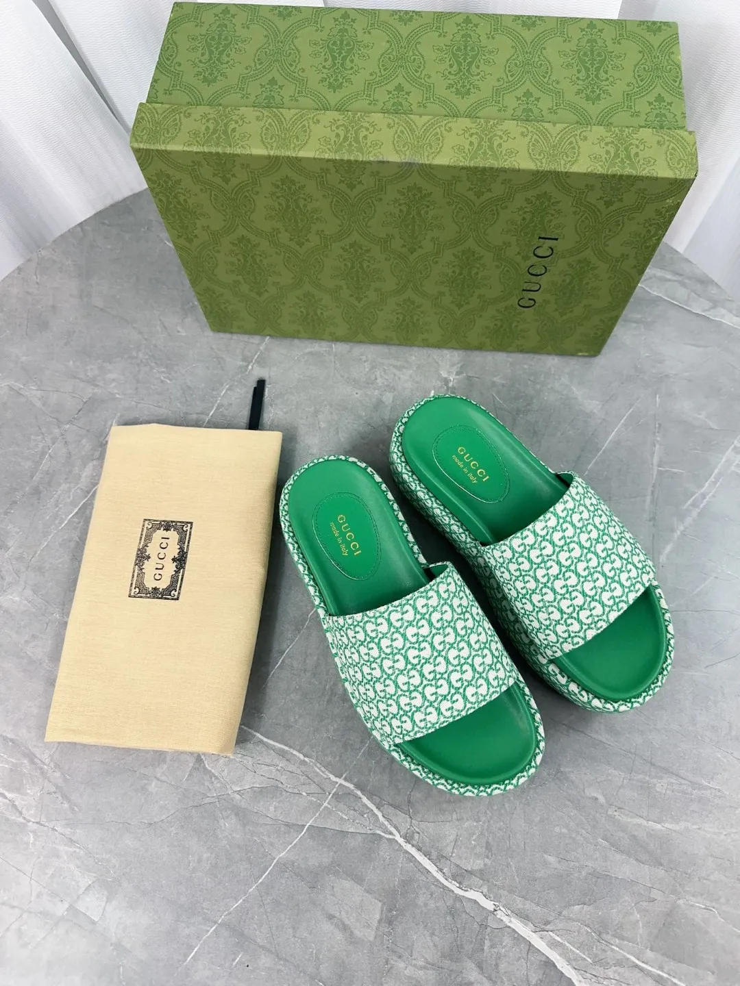 👟👟Ex-factory price 380👟👟 2024 Gucci high version latest limited edition thick-soled slippers. Top quality for sale. Purchase authentic products for development. The material and craftsmanship are consistent with the original. Upper: original jacquard craftsmanship and special printing craftsmanship. Lining: mixed sheepskin. Outsole: Italian private model outsole. Size: 35-40 yards, (41 to 44 yards can be customized). Bottom thickness: 5.5cm, forefoot 4cm.